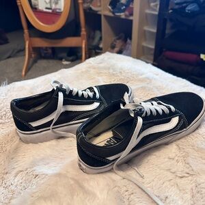 Vans woman’s Black and White Sneakers
